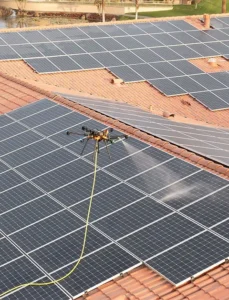 Limpieza de paneles solares con drone